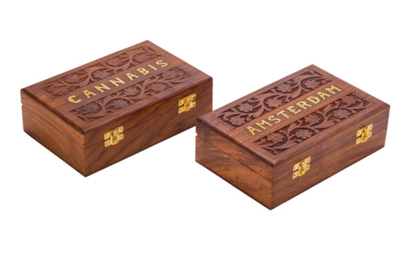 קופסאת אחסון מעץ איכותי עם גילוף הודי בעבודת יד. עם סוגר וחלוקה פנימית. מידות (בס"מ) -22.3×14.3×7